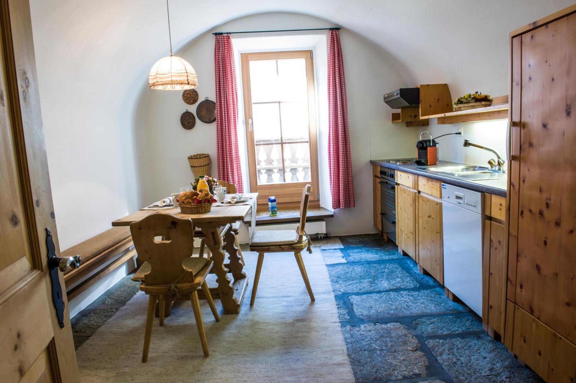 Chesa Michel Apartment Bever Ruang foto