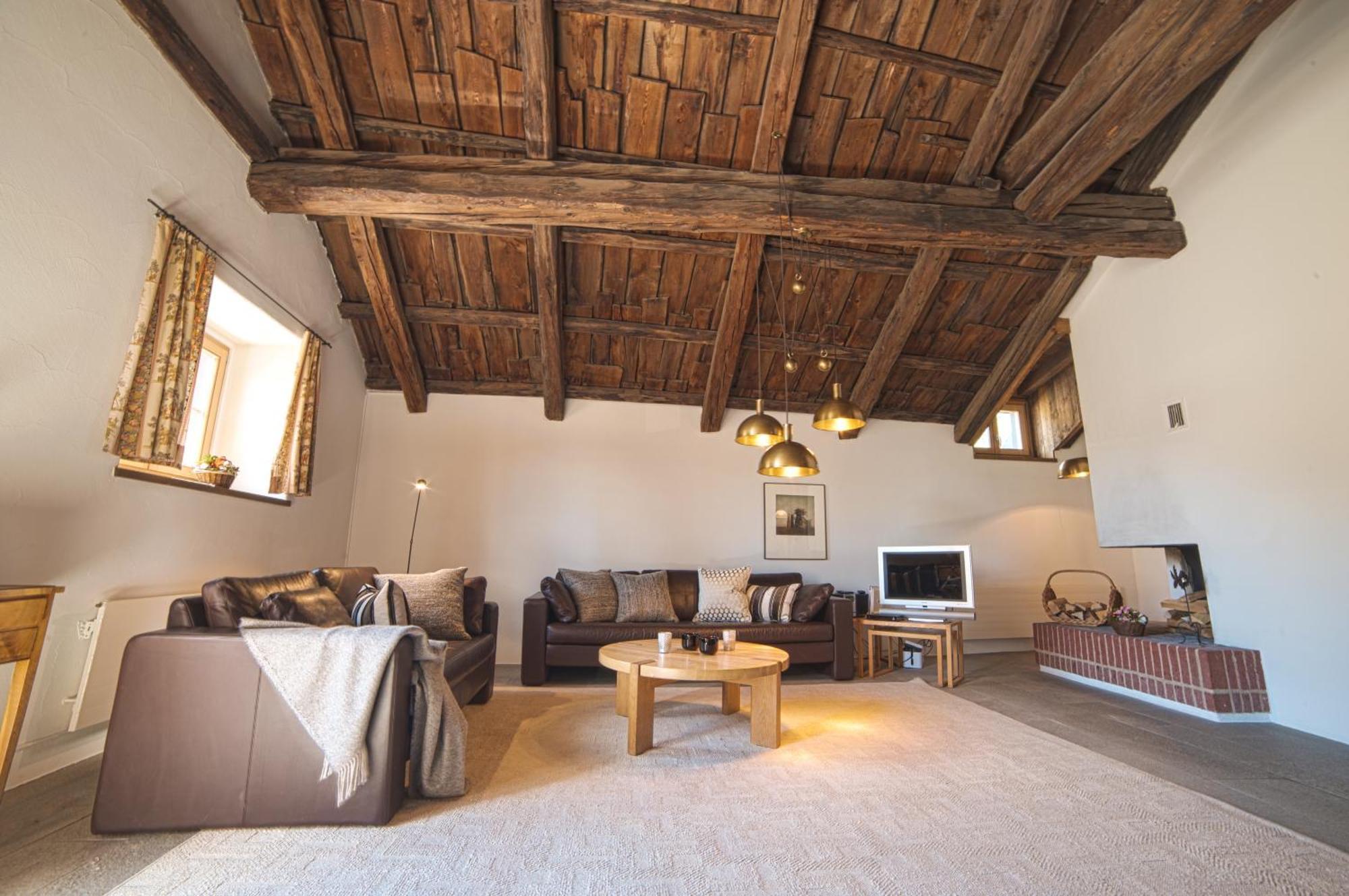 Chesa Michel Apartment Bever Ruang foto